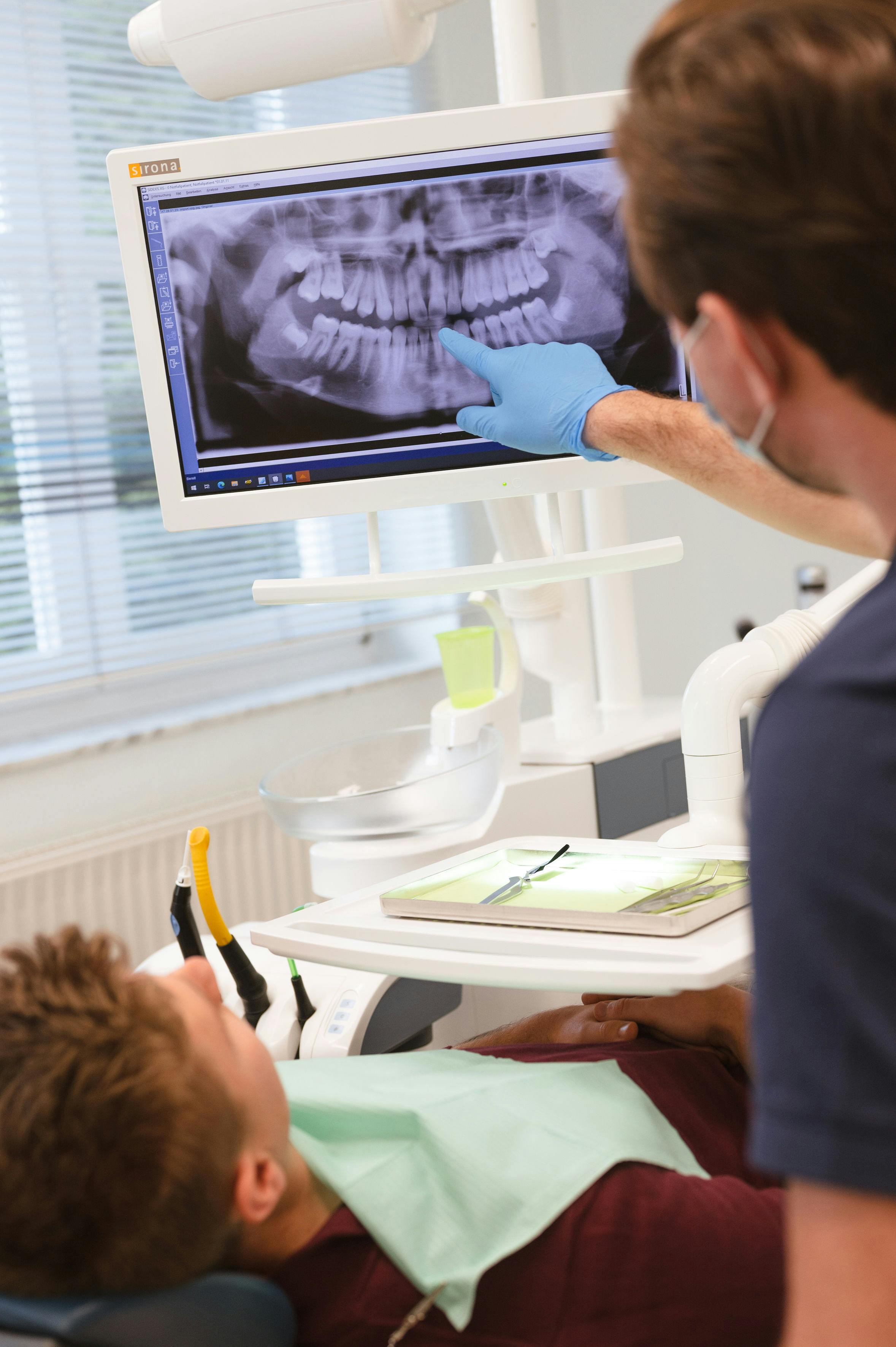 Behandlung Zahnarztpraxis Dr. Bayer